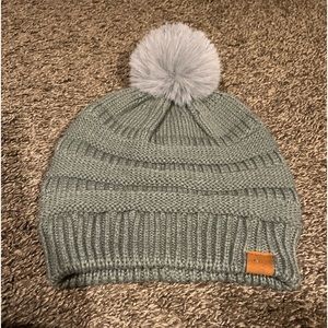 Pom knit hat with brown tag in front. 7 inches ( stretch) super cute and warm ❄️